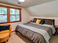 Look out at the treetops at the cozy Paoli Nest. Near Epic Systems and Madison. Hotels in Verona
