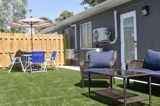 Little Charm-Close to Anna Maria Island, Img Academy and GT Bray Park.