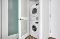 Luxury 2BR-1BA - 10 min to NYC - Elevator - Laundry - Gym - Roofdeck - Hoboken
