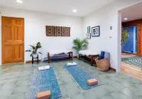 NEW Mid Century Expansive Hillside 4-bed nature retreat on 100+ acres - Wifi