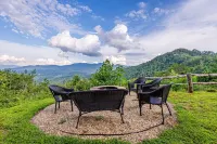 STUNNING MTN / RIVER VIEWS! 4bed/ 3bath  Hot tub, Firepit <15 min to Bryson City
