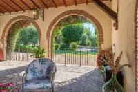 Independent villa with swimming pool and garden immersed in the Tuscan hills