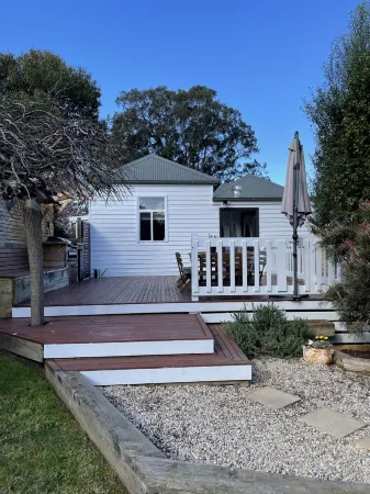 Old Maffra Cottage - 100yr old Cottage With Loads of Characture and Charm!