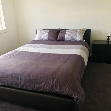 Entire House 3 bedrooms, 5 minute walk to town centre and 1 minute to beach