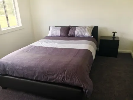 Entire House 3 bedrooms, 5 minute walk to town centre and 1 minute to beach Отели в г. Страхан