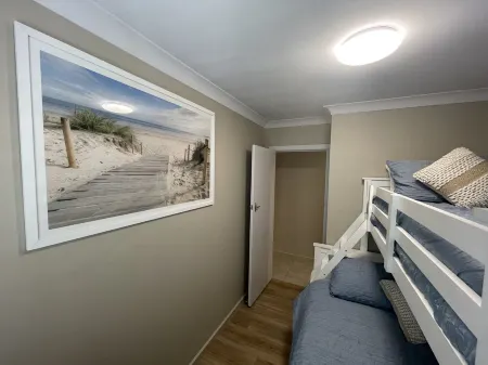 Birubi Blue Beach House. Sun, Sand & Surf. Pet Friendly. Отели рядом с достопримечательностью «Ингения Холидейс Мидл Рок»