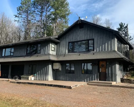 Roomy lakefront cabin near the trails Hotels in Iron County