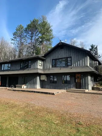 Roomy lakefront cabin near the trails