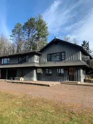 Roomy lakefront cabin near the trails