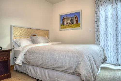 3 Blocks to the Lake & Close to Downtown, High Speed Internet, Sleeps 6!