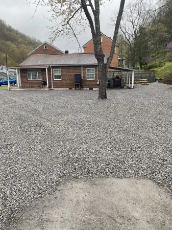 The Heartland Lodge w/50amp RV site/ full hookup