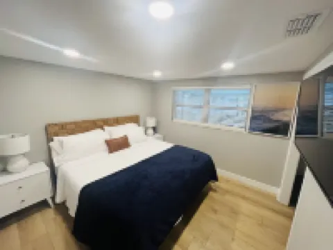 Lakefront Paradise, with Heated Private Pool. Hotels in Holiday