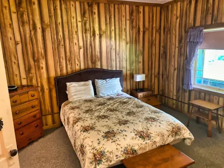 Cozy Adirondack cottage with Beach access on scenic Raquette Lake, NY.