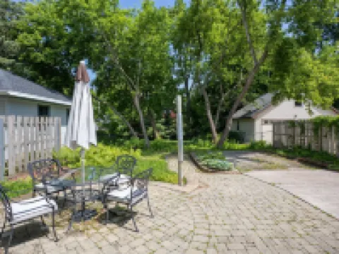 ♥ Cozy historic 3BR w/ bridge view! Sleeps 7 ♥ Hotels in Appleton
