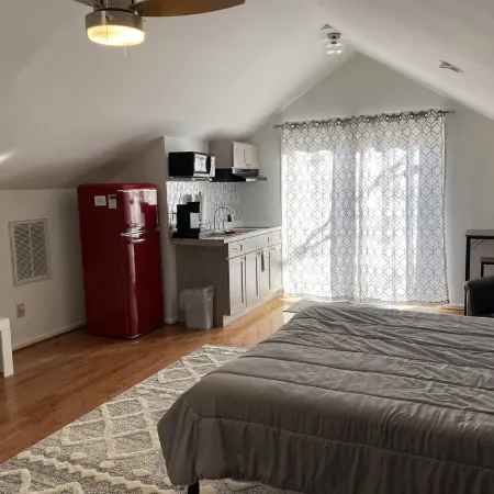 Joyful Loft! Newly renovated loft apartment! Close to Downtown and Universities!