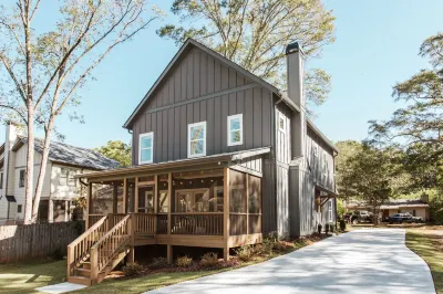 Newly built home in Five Points — 1 mile to UGA 아테네 웨스트 쇼핑센터 주변 호텔