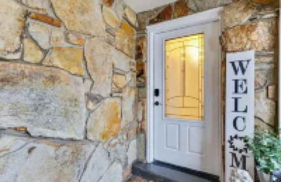 Heated Pool & Hot Tub Open All Year with King Beds, Bar & Much More