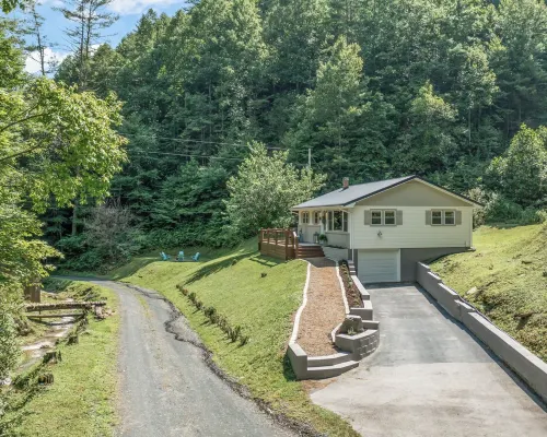 Charming Mtn Cabin, Hot Tub+Fire Pit, Private, WiFi, Grill, Near Green Mtn Area! Hotels in Mitchell County