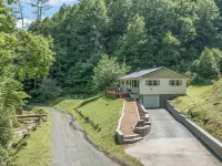 Charming Mtn Cabin, Hot Tub+Fire Pit, Private, WiFi, Grill, Near Green Mtn Area!