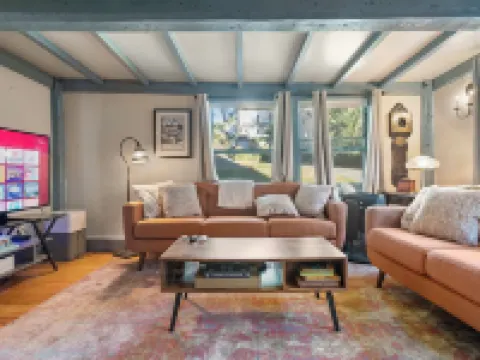 Historic 1686 Home Near Downtown l 5BR Retreat ビバリーのホテル