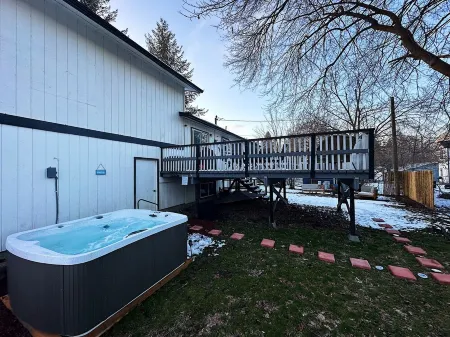 Hot Tub and Spacious Backyard Close to Lake! Отели в г. Кутеней