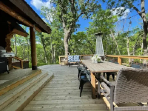 Beautiful Log Cabin Retreat on 6 Acres of Forest Only 10 Minutes to Lake Geneva. Hotels in Lyons