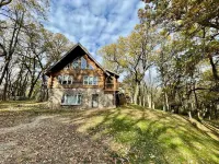 Beautiful Log Cabin Retreat on 6 Acres of Forest Only 10 Minutes to Lake Geneva. - 4-Sterne