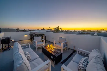 Saratoga Oceanview House w/ Rooftop Deck Отели рядом с достопримечательностью «Писмо Стейт Бич»