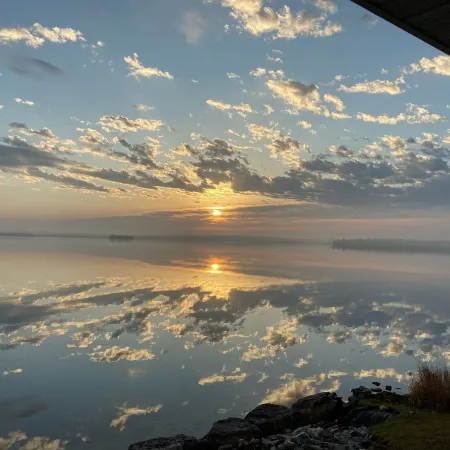Newly Renovated Waterfront Cabin