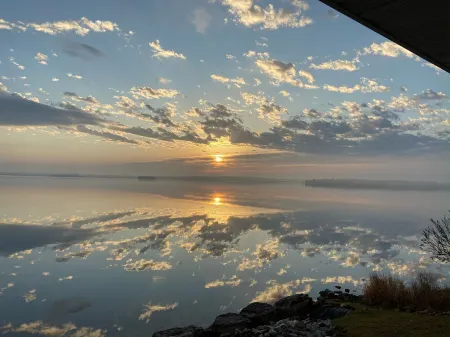 Newly Renovated Waterfront Cabin