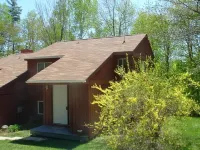 Cozy Retreat, Hot tub, Wireless,Close to Kezar Lake, abuts White Mountains Hotels in Stoneham