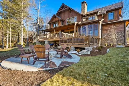 Lakefront Home in 100 Acre Community/Mountain Views, Shopping & Dining All Close Отели рядом с достопримечательностью «Мозес Кон Манор»