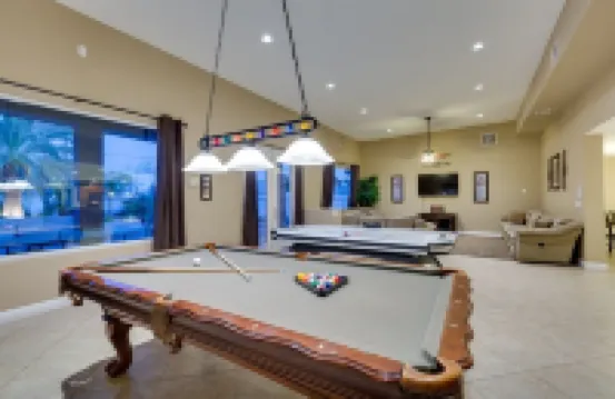 Family Friendly 3600 Sq Ft 5 Bedrooms 4 Bathrooms 3 Miles To Strip