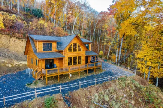 Secluded Luxury Cabin - Mountain Views, Fire Pit, Great Location! Sleeps 8.