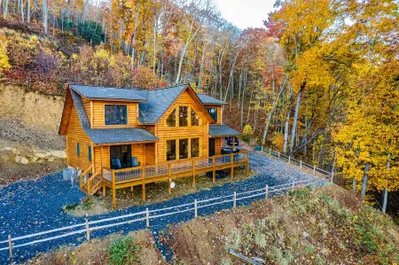 Secluded Luxury Cabin - Mountain Views, Fire Pit, Great Location! Sleeps 8.