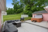 Corky's - Sleeps 8/Hot Tub/Golf Views in the Heart of Mohican State Park!