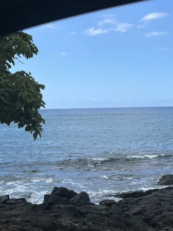 Charming Surfer's dream Hawaiian Home near Lyman Beach on Ali'i Drive