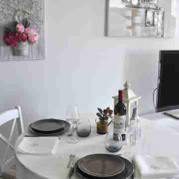 Remodeled waterfront romantic apartment downtown Honfleur. Panoramic sights Dining/Meeting Rooms