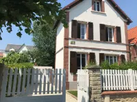 Villa in Cabourg, 3 mn walk from the beach, 9 mn from the casino. Hotels in 