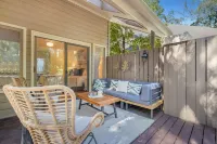 Family-oriented lagoon-side villa in Sea Pines close to Harbour Town