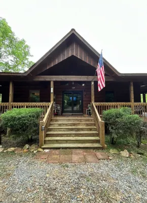 Serene Blue Ridge-Ocoee Cabin, Full Porch, Fireplace, Pool Table, Pet Friendly