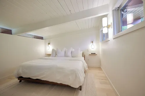 “The Gallery” Luxury Mid Century Modern Lakehouse