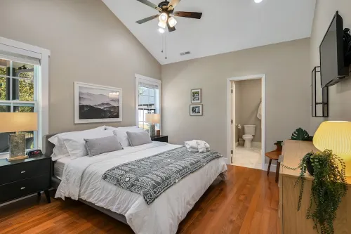 Yellow Bike Bungalow-Block from Bike Trail-Fireplace & Hot Tub - Dog Friendly