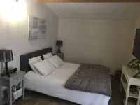 Mansion - St laurent des arbresHouse with garden Hotel a Saint-Laurent-des-Arbres