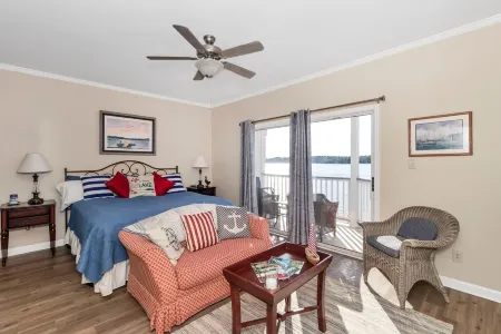 Top-Floor Lakefront Condo – Heated Pool, Boat Dock & Sunset Views