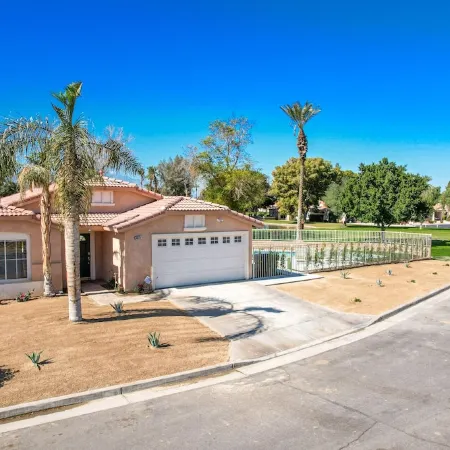 Newly renovated DESERT RETREAT *Private oversized Pool* Walk to Stagecoach
