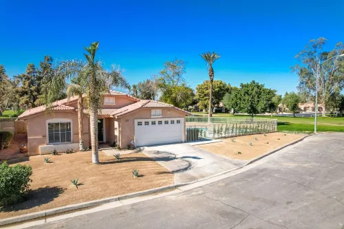 Newly renovated DESERT RETREAT *Private oversized Pool* Walk to Stagecoach