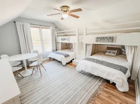 Old Hickory Hideaway Lakehouse in Lebanon, TN