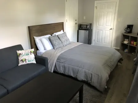 Private Studio Style Getaway Steps From The Beach. Отели рядом с достопримечательностью «W.I.S.E Private School»