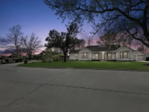 Home adjacent to Country Club, near Hospitals, Park, College and shopping. Hotels in Ada